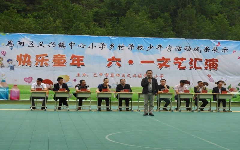 镇长董斌宣布汇演开始.jpg